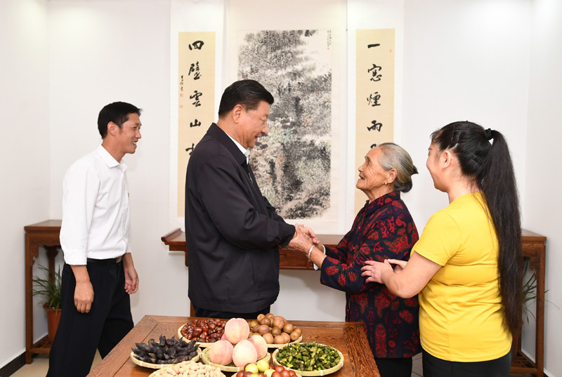 　　9月16日至18日，中共中央總書記、國家主席、中央軍委主席習近平在河南考察。這是16日下午，習近平在信陽市新縣田鋪鄉(xiāng)田鋪大塆“老家寒舍”民宿店，同店主一家親切交談。 新華社記者 謝環(huán)馳 攝