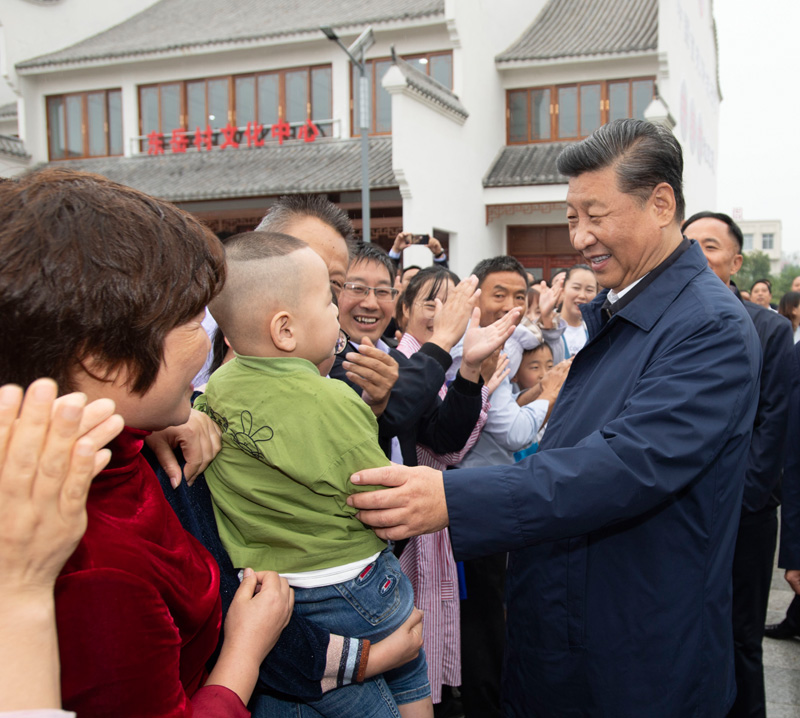 9月16日至18日，中共中央總書記、國家主席、中央軍委主席習近平在河南考察。這是17日上午，習近平在信陽市光山縣文殊鄉(xiāng)東岳村同鄉(xiāng)親們親切交流，祝愿鄉(xiāng)親們生活芝麻開花節(jié)節(jié)高。新華社記者 謝環(huán)馳 攝