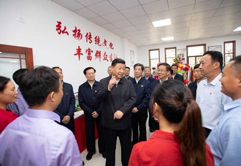 9月16日至18日，中共中央總書記、國家主席、中央軍委主席習近平在河南考察。這是17日上午，習近平在信陽市光山縣文殊鄉(xiāng)東岳村文化接待中心，同當?shù)孛撠氈赂粠ь^人親切交流，勉勵他們帶動更多鄉(xiāng)親們致富。新華社記者 謝環(huán)馳 攝