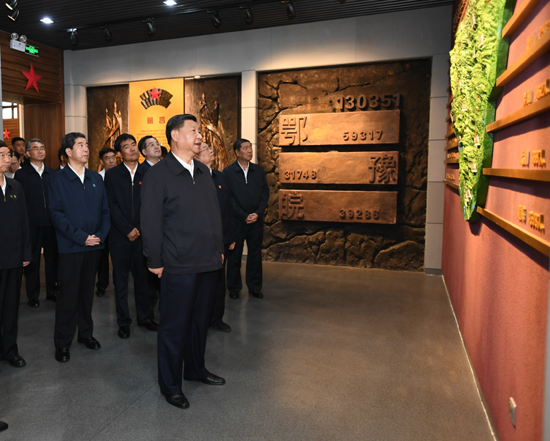 9月16日至18日，中共中央總書記、國家主席、中央軍委主席習近平在河南考察。這是16日下午，習近平來到位于信陽市新縣的鄂豫皖蘇區(qū)首府烈士陵園，瞻仰革命烈士紀念堂。 新華社記者 謝環(huán)馳 攝