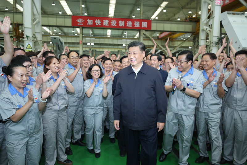 9月16日至18日，中共中央總書記、國家主席、中央軍委主席習近平在河南考察。這是17日下午，習近平在鄭州煤礦機械集團股份有限公司總裝車間同工人們親切交流，鼓勵他們加強自主創(chuàng)新，爭創(chuàng)發(fā)展戰(zhàn)略優(yōu)勢。新華社記者 鞠鵬 攝