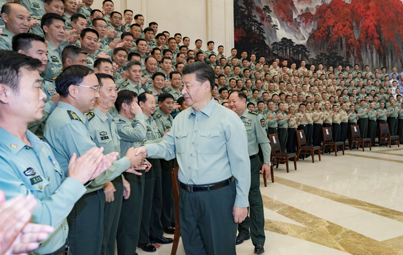 9月16日至18日，中共中央總書記、國家主席、中央軍委主席習近平在河南考察。這是18日上午，習近平在鄭州親切接見駐河南部隊副師職以上領(lǐng)導(dǎo)干部和團級單位主官，代表黨中央和中央軍委向駐河南部隊全體官兵致以誠摯問候。新華社記者 李剛 攝