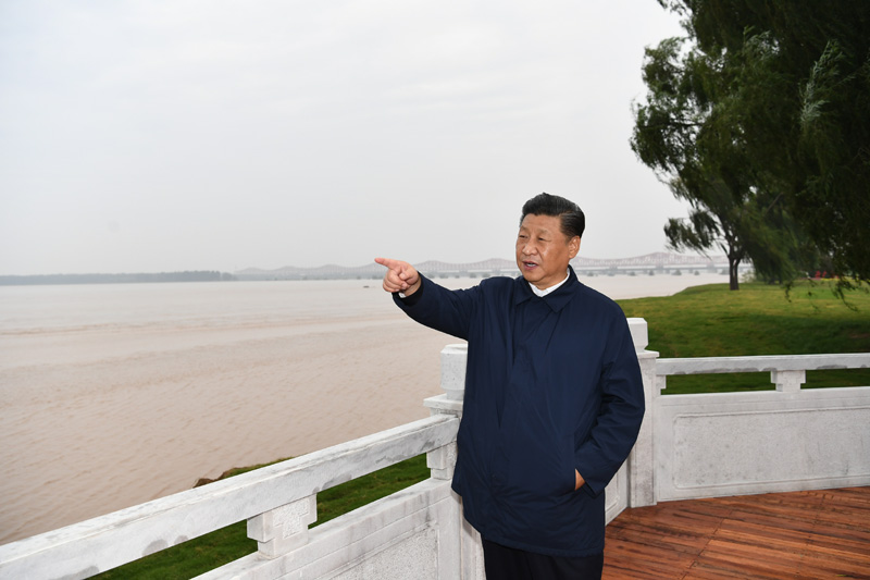 9月16日至18日，中共中央總書記、國家主席、中央軍委主席習近平在河南考察。這是17日下午，習近平在鄭州黃河國家地質(zhì)公園，眺望黃河鄭州段。新華社記者 謝環(huán)馳 攝