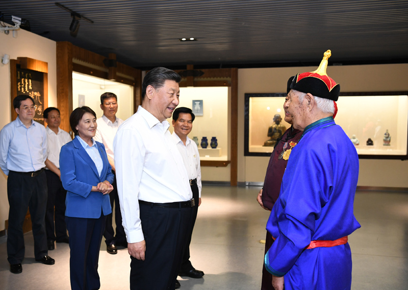 7月15日至16日，中共中央總書記、國家主席、中央軍委主席習(xí)近平在內(nèi)蒙古考察并指導(dǎo)開展“不忘初心、牢記使命”主題教育。這是15日上午，習(xí)近平在赤峰博物館同古典民族史詩《格薩（斯）爾》非物質(zhì)文化遺產(chǎn)傳承人親切交談。