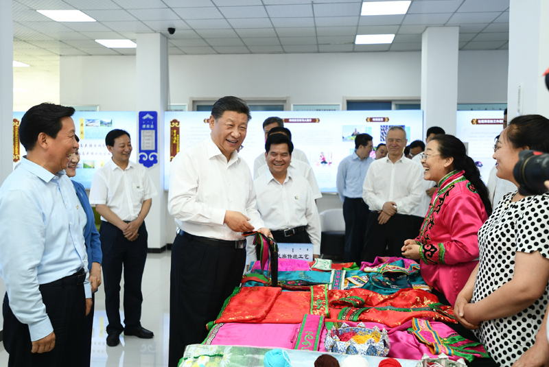 7月15日至16日，中共中央總書記、國家主席、中央軍委主席習(xí)近平在內(nèi)蒙古考察并指導(dǎo)開展“不忘初心、牢記使命”主題教育。這是15日上午，習(xí)近平在赤峰市松山區(qū)興安街道臨潢家園社區(qū)，同社區(qū)居民親切交流。