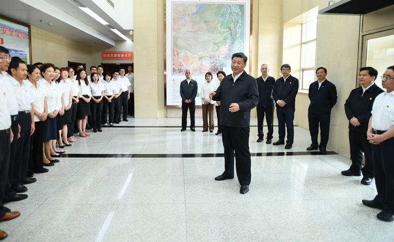 7月15日至16日，中共中央總書記、國家主席、中央軍委主席習(xí)近平在內(nèi)蒙古考察并指導(dǎo)開展“不忘初心、牢記使命”主題教育。這是16日上午，習(xí)近平到內(nèi)蒙古自治區(qū)自然資源廳，實地調(diào)研指導(dǎo)開展“不忘初心、牢記使命”主題教育。