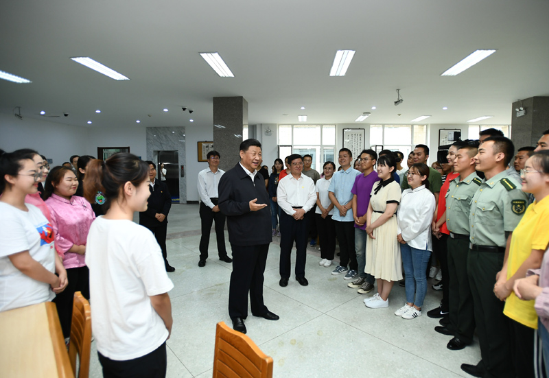 7月15日至16日，中共中央總書記、國家主席、中央軍委主席習(xí)近平在內(nèi)蒙古考察并指導(dǎo)開展“不忘初心、牢記使命”主題教育。這是16日上午，習(xí)近平在內(nèi)蒙古大學(xué)圖書館同學(xué)生們親切交談，勉勵他們志存高遠、腳踏實地、發(fā)奮圖強。