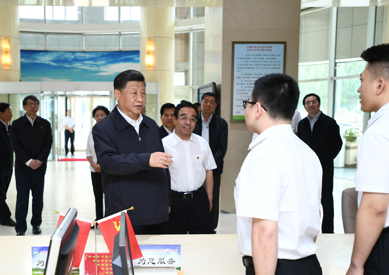 7月15日至16日，中共中央總書記、國家主席、中央軍委主席習(xí)近平在內(nèi)蒙古考察并指導(dǎo)開展“不忘初心、牢記使命”主題教育。這是16日上午，習(xí)近平在內(nèi)蒙古自治區(qū)自然資源廳自然資源政務(wù)大廳同工作人員交談，了解開展主題教育和落實便捷高效政務(wù)服務(wù)等情況。