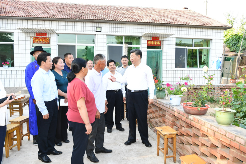 7月15日至16日，中共中央總書記、國家主席、中央軍委主席習(xí)近平在內(nèi)蒙古考察并指導(dǎo)開展“不忘初心、牢記使命”主題教育。這是15日下午，習(xí)近平在赤峰市喀喇沁旗河南街道馬鞍山村村民張國利家，同基層干部群眾代表親切交流。