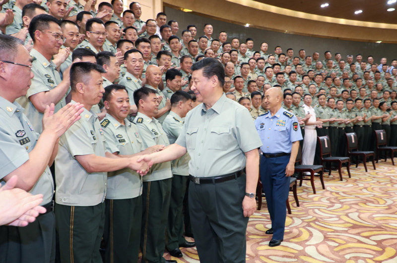 7月15日至16日，中共中央總書記、國家主席、中央軍委主席習(xí)近平在內(nèi)蒙古考察并指導(dǎo)開展“不忘初心、牢記使命”主題教育。這是16日上午，習(xí)近平在呼和浩特親切接見駐內(nèi)蒙古部隊副師職以上領(lǐng)導(dǎo)干部和團級單位主官，代表黨中央和中央軍委向駐內(nèi)蒙古部隊全體官兵致以誠摯問候。