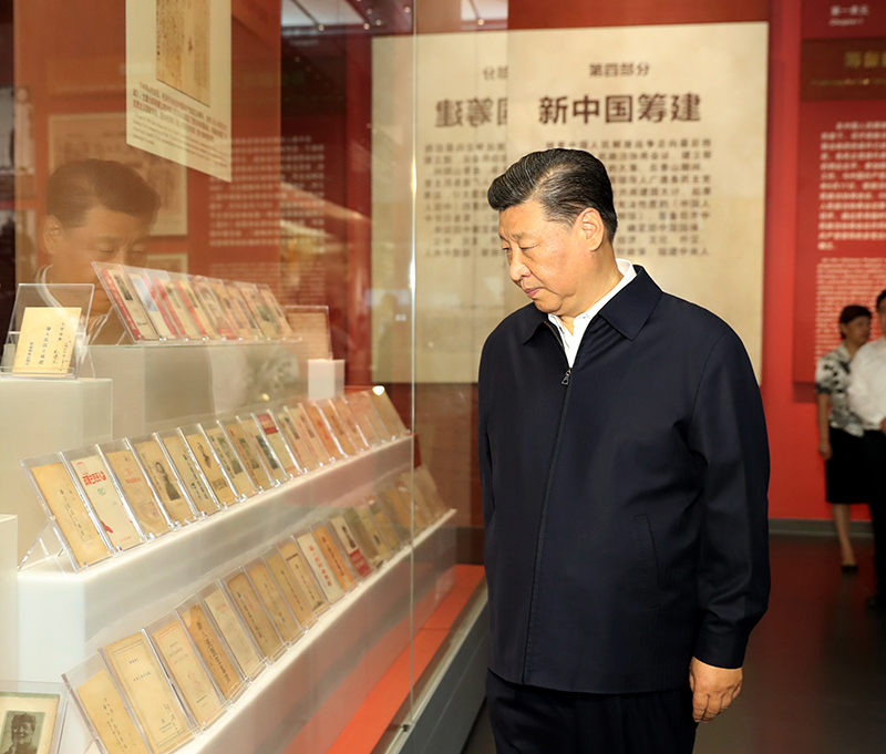 9月12日，中共中央總書(shū)記、國(guó)家主席、中央軍委主席習(xí)近平視察中共中央北京香山革命紀(jì)念地。這是習(xí)近平在香山革命紀(jì)念館參觀《為新中國(guó)奠基》主題展覽。