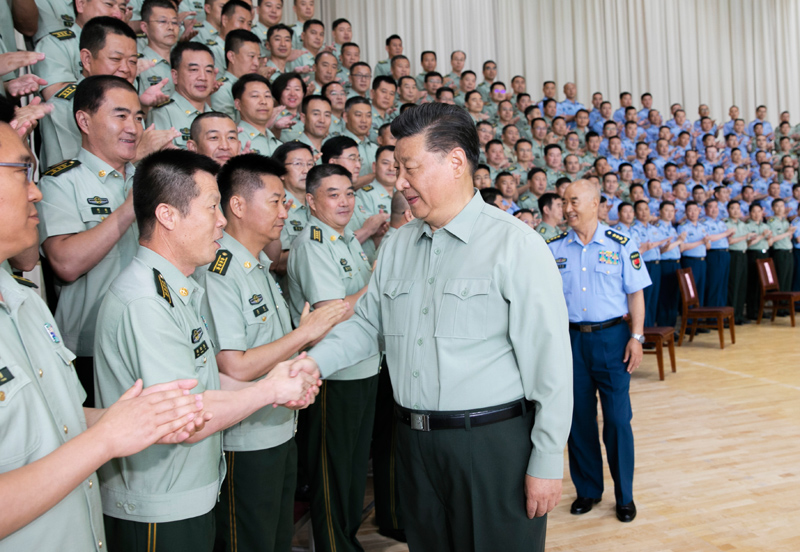 8月22日，中共中央總書記、國家主席、中央軍委主席習(xí)近平到空軍某基地視察。這是習(xí)近平親切接見駐甘肅部隊副師職以上領(lǐng)導(dǎo)干部和團(tuán)級單位主官。