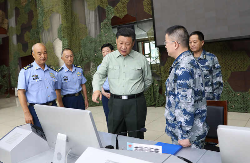 8月22日，中共中央總書記、國家主席、中央軍委主席習(xí)近平到空軍某基地視察。這是習(xí)近平察看基地作戰(zhàn)指揮中心，了解戰(zhàn)備值班和訓(xùn)練情況。